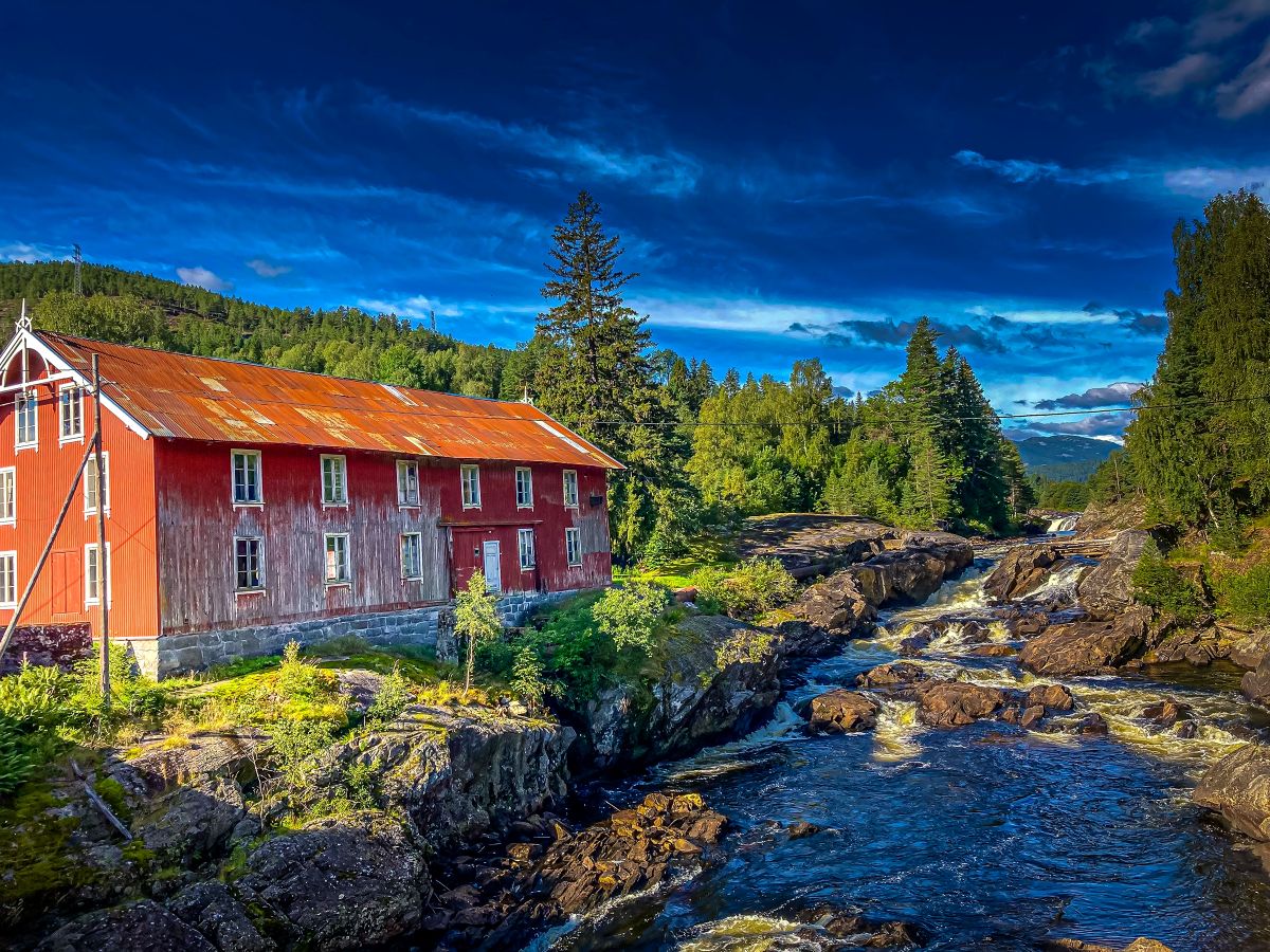 flod med ett falurott hus intill flod med ett falurott hus intill